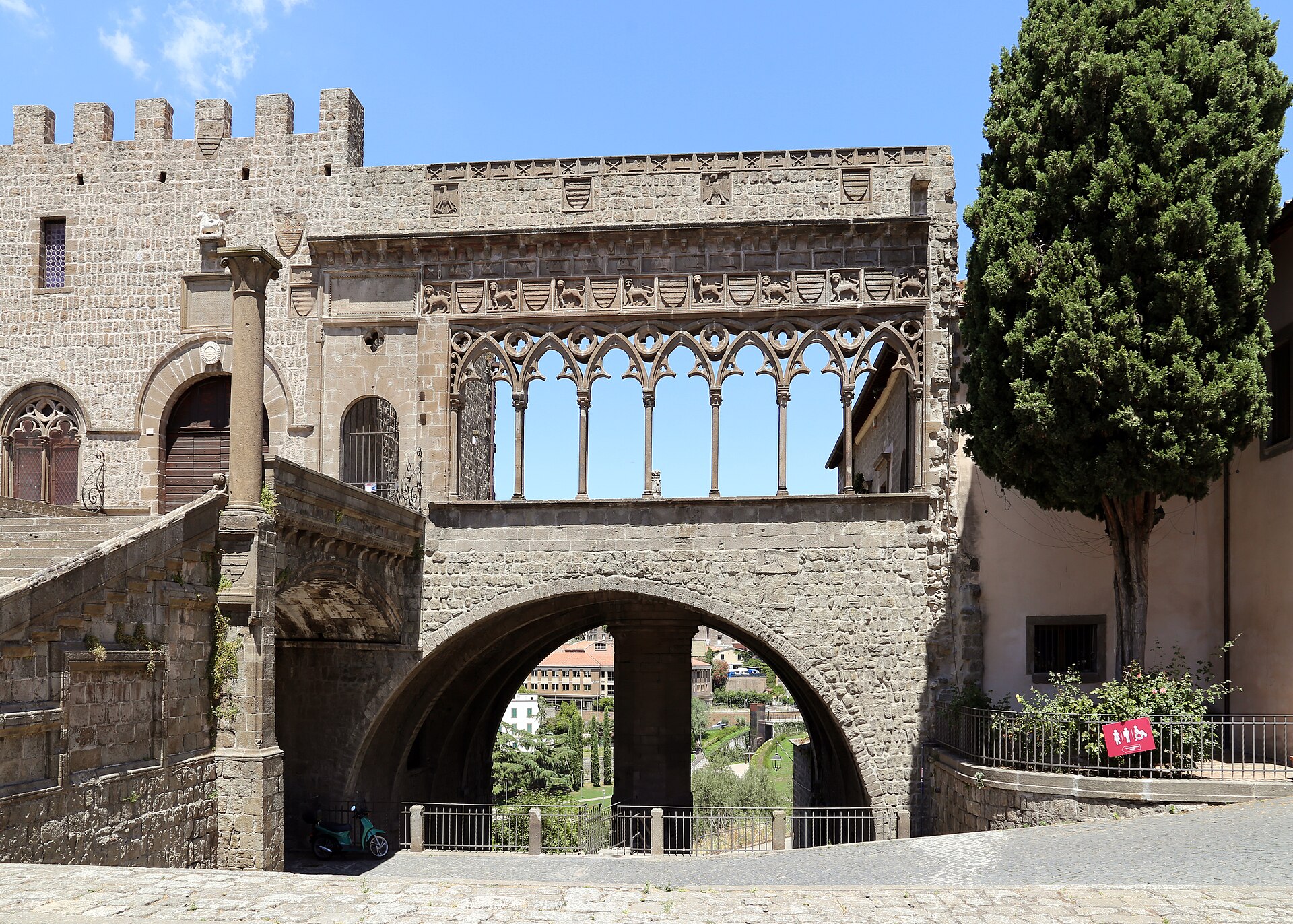 Il Palazzo dei Papi e la loggia a Viterbo